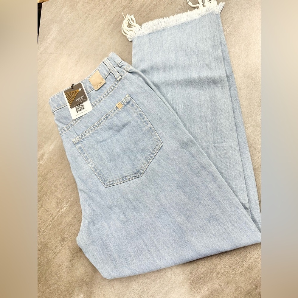 NWT Hidden High Rise Light Weight Blue Soft Denim Fray Hem Jeans